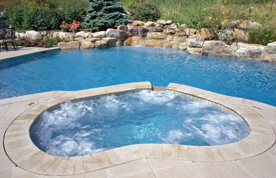Organic circular gunite spa with custom pool structure