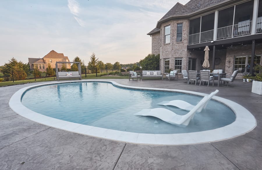 Luxury swimming pool with tanning ledge and bubblers