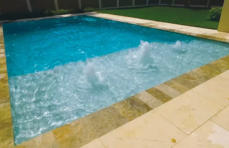 Backyard swimming pool features in Orlando