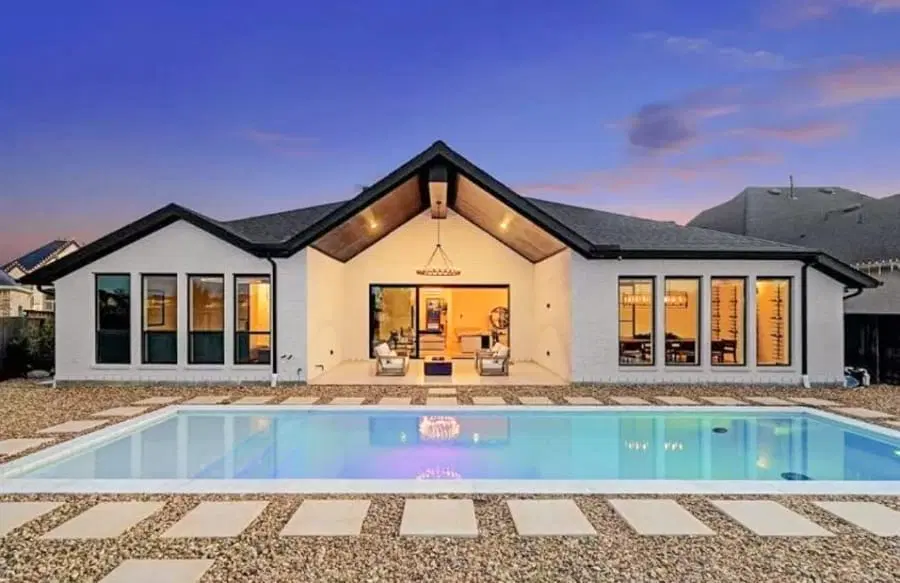 Building Houston swimming pools with custom outdoor designs