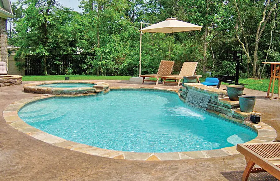 Custom outdoor swimming pool installation